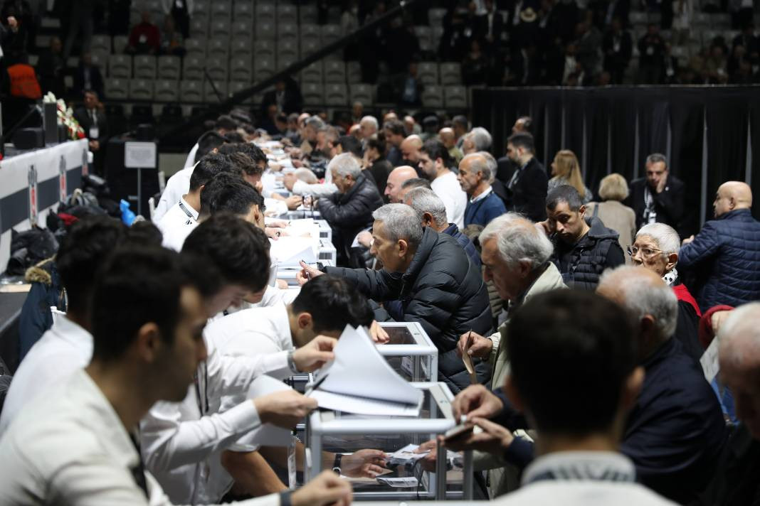 Beşiktaş'ın 35. başkanı belli oluyor. Serdal Adalı mı Hasan Arat mı? Genel kuruldan en güzel fotoğraflar - Resim: 23